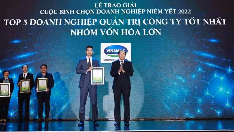 Đại diện Vinamilk nhận Giải thưởng Top 5 Doanh nghiệp quản trị công ty tốt nhất (nhóm vốn hóa lớn).