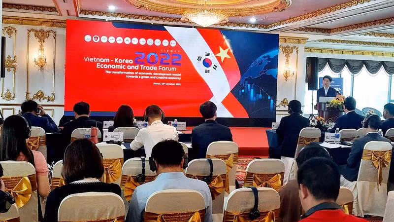 Các nhà nghiên cứu trình bày tại diễn đàn.