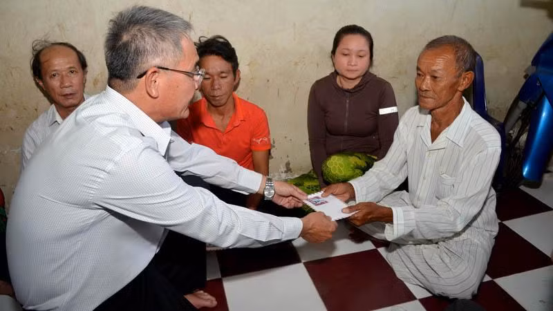 Phó Chủ tịch Ủy ban nhân dân thành phố Phan Thiết (Bình Thuận) Lê Văn Chơn tới thăm và trao quà cho ông Nguyễn Thành Là, gia đình có 4 người thân đi trên tàu cá bị nạn, trong đó có 2 người tử vong, 2 người được cứu sống.