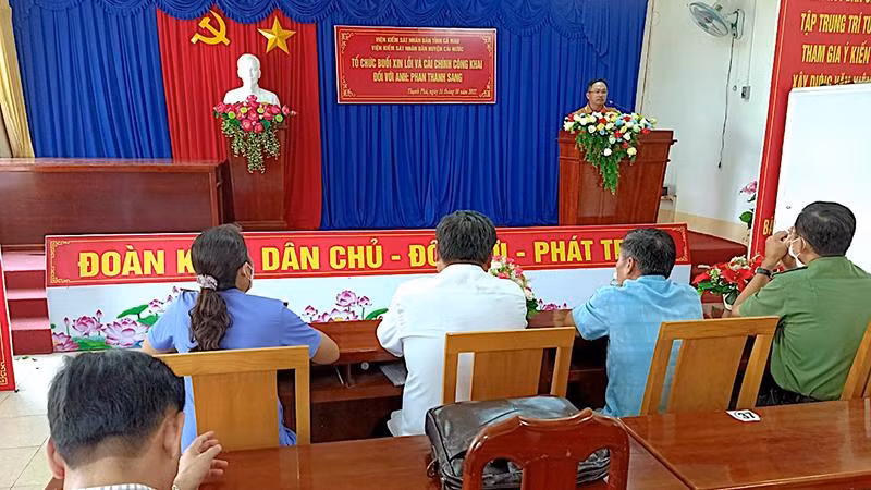 Công dân bị oan sai (đứng trên) kể lại hành trình kêu oan tại buổi xin lỗi công khai.