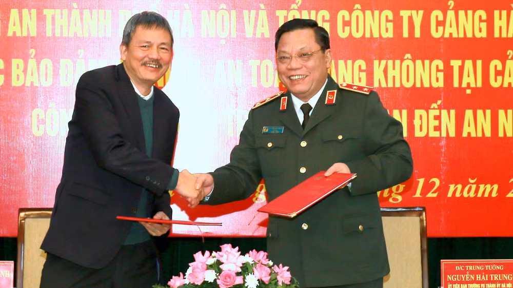 Trung tướng Nguyễn Hải Trung, Giám đốc Công an thành phố Hà Nội và Chủ tịch Hội đồng quản trị ACV Lại Xuân Thanh ký quy chế phối hợp.