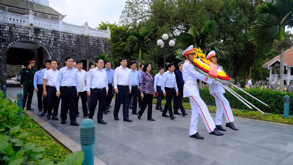 Đồng chí Trương Thị Mai cùng các thành viên đoàn công tác dâng hương, viếng các anh hùng liệt sĩ tại Nghĩa trang liệt sĩ A1.
