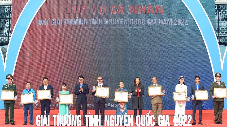 Đồng chí Bùi Quang Huy, Ủy viên dự khuyết Trung ương Đảng, Bí thư thứ nhất Trung ương Đoàn (thứ 5 từ trái sang) trao Giải thưởng Tình nguyện quốc gia năm 2022 tặng 10 cá nhân tiêu biểu. 