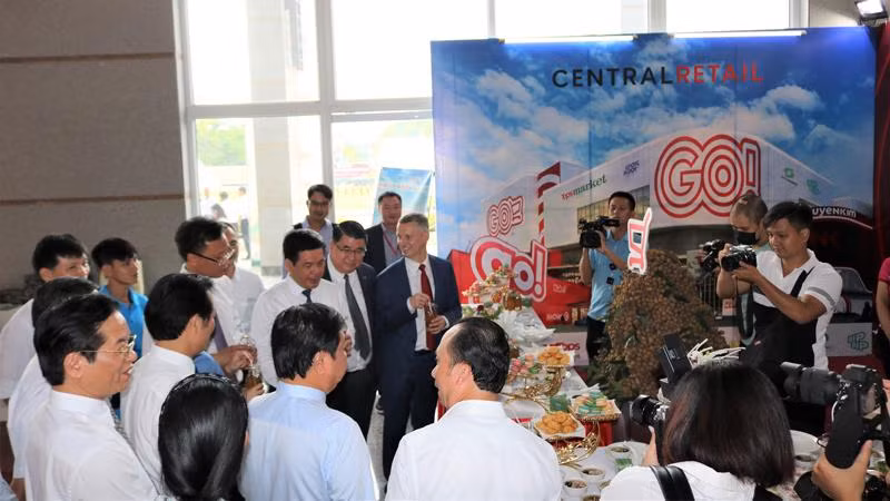 Các đại biểu hào hứng với các sản phẩm chế biến từ nhãn Hưng Yên tại gian hàng trưng bày trong khuôn khổ Hội nghị.
