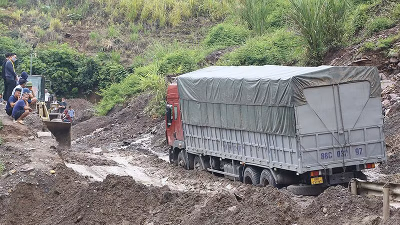 Mưa lũ gây ùn tắc giao thông xảy ra tại nhiều vị trí trên tuyến Quốc lộ 37.