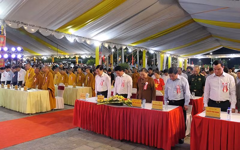 Phút mặc niệm tưởng nhớ anh linh các Anh hùng, liệt sĩ.