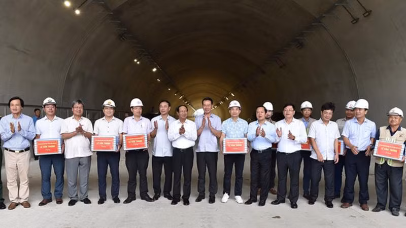 Phó Thủ tướng Lê Văn Thành tặng quà, động viên công nhân tại công trường.
