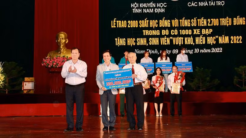Các nhà tài trợ, nhà hảo tâm trao tiền ủng hộ Quỹ Khuyến học tỉnh Nam Định.