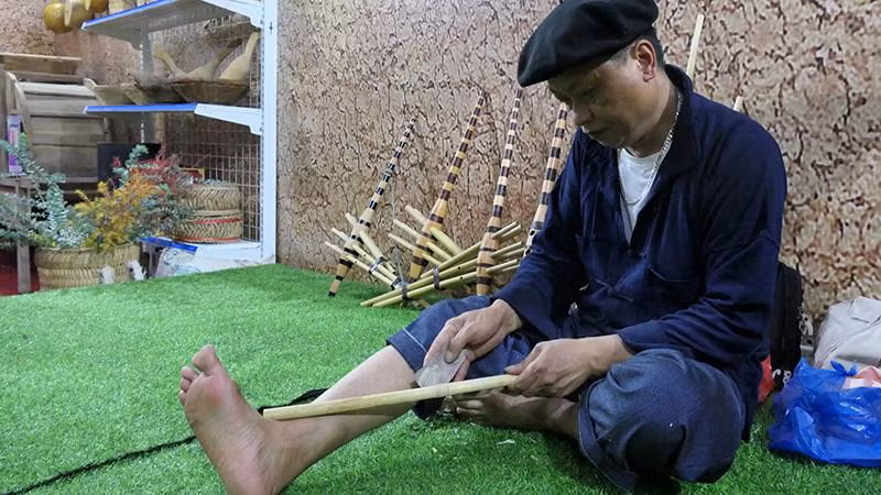 Nghệ nhân tái hiện làm khèn Mông tại không gian trưng bày văn hóa. Nghệ nhân tái hiện làm khèn Mông tại không gian trưng bày văn hóa.