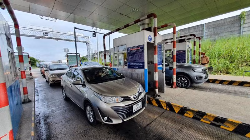 Các phương tiện qua trạm thu phí 51 lên cao tốc Thành phố Hồ Chí Minh-Long Thành-Dầu Giây.