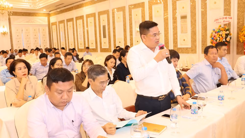 Doanh nghiệp nêu ý kiến tại hội nghị. Doanh nghiệp nêu ý kiến tại hội nghị.
