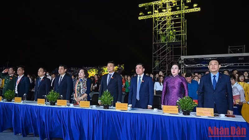Chủ tịch Quốc hội Vương Đình Huệ cùng các đại biểu thực hiện nghi thức chào cờ tại buổi lễ. (Ảnh: DUY LINH)