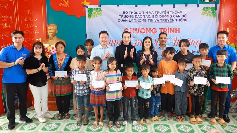 Đại diện Trường đào tạo, Vinamilk và các học viên lớp tập huấn cùng đến thăm, tặng quà cho các em nhỏ có hoàn cảnh khó khăn, học tập tốt tại xã Trung Chải, huyện Nậm Nhùn, tỉnh Lai Châu. Đại diện Trường đào tạo, Vinamilk và các học viên lớp tập huấn cùng đến thăm, tặng quà cho các em nhỏ có hoàn cảnh khó khăn, học tập tốt tại xã Trung Chải, huyện Nậm Nhùn, tỉnh Lai Châu.