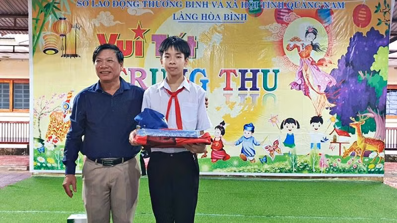 Tại nhiều địa phương khác, giải thưởng và các phần quà của cuộc thi vẽ tranh “Em vẽ ước mơ vươn cao” cũng đã được trao tặng đến các em đúng vào dịp Trung thu. Tại nhiều địa phương khác, giải thưởng và các phần quà của cuộc thi vẽ tranh “Em vẽ ước mơ vươn cao” cũng đã được trao tặng đến các em đúng vào dịp Trung thu.