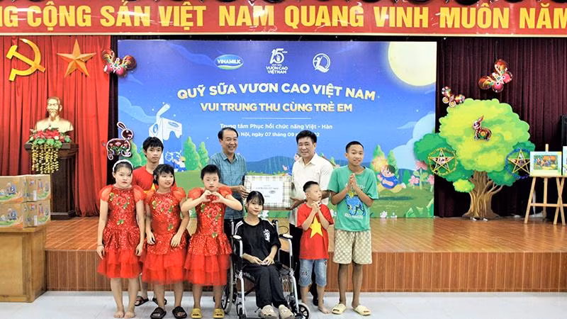 Ông Nguyễn Kim Cam, Giám đốc Trung tâm Phục hồi chức năng Việt-Hàn nhận món quà trung thu từ đại diện Quỹ bảo trợ trẻ em Việt Nam. Ông Nguyễn Kim Cam, Giám đốc Trung tâm Phục hồi chức năng Việt-Hàn nhận món quà trung thu từ đại diện Quỹ bảo trợ trẻ em Việt Nam.