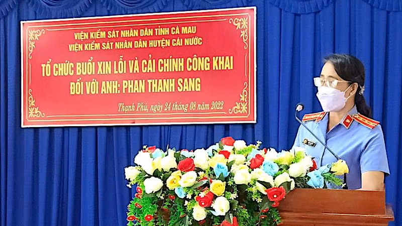 Bà Từ Thanh Thùy, Viện trưởng Viện Kiểm sát nhân dân huyện Cái Nước trình bày phần xin lỗi của cơ quan tố tụng đối với công dân bị oan.