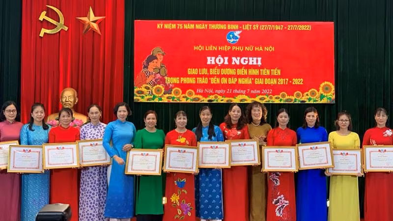 Khen thưởng các tập thể và cá nhân điển hình trong phong trào “Đền ơn đáp nghĩa”, giai đoạn 2017-2022.