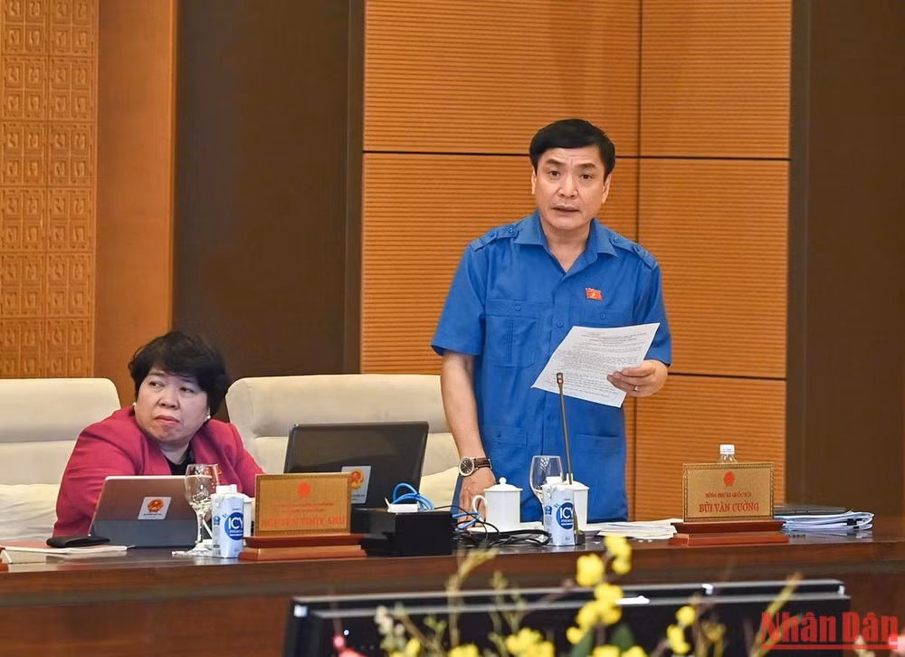 Tổng Thư ký, Chủ nhiệm Văn phòng Quốc hội Bùi Văn Cường phát biểu tại phiên họp. Tổng Thư ký, Chủ nhiệm Văn phòng Quốc hội Bùi Văn Cường phát biểu tại phiên họp.