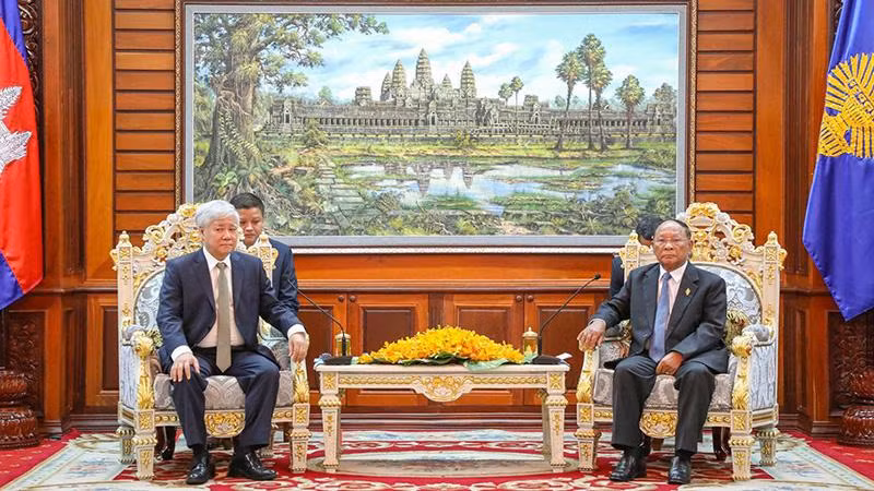 Chủ tịch Ủy ban Trung ương Mặt trận Tổ quốc Việt Nam Đỗ Văn Chiến gặp Chủ tịch Quốc hội Campuchia Heng Samrin.