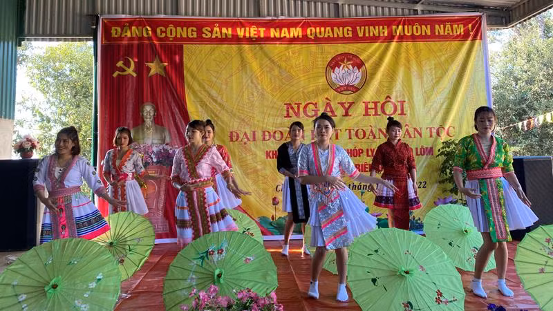 Nhân dân bản Chóp Ly chung vui ngày hội. Nhân dân bản Chóp Ly chung vui ngày hội.