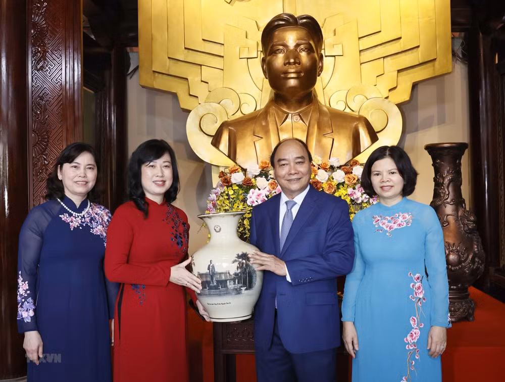 Chủ tịch nước Nguyễn Xuân Phúc tặng quà Khu lưu niệm Tổng Bí thư Nguyễn Văn Cừ. (Ảnh: TTXVN)