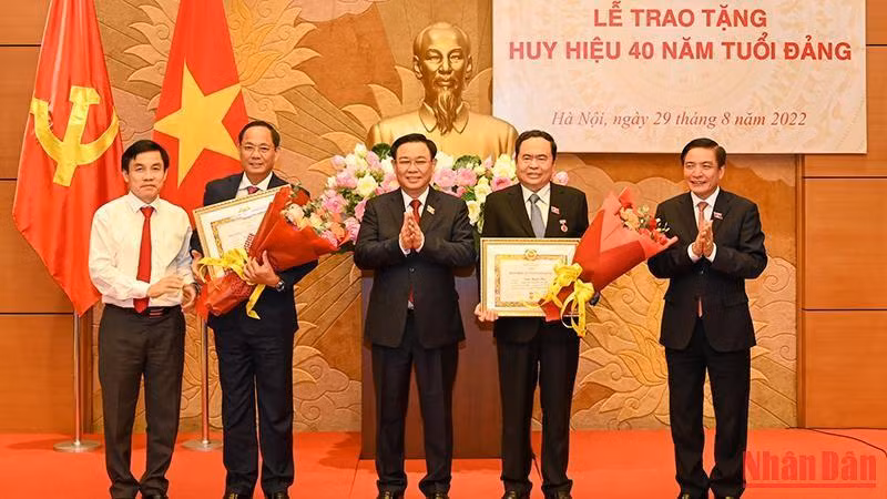 Chủ tịch Quốc hội Vương Đình Huệ trao huy hiệu 40 năm tuổi Đảng cho Phó Chủ tịch Thường trực Quốc hội Trần Thanh Mẫn và Phó Chủ tịch Quốc hội Trần Quang Phương. (Ảnh: DUY LINH)