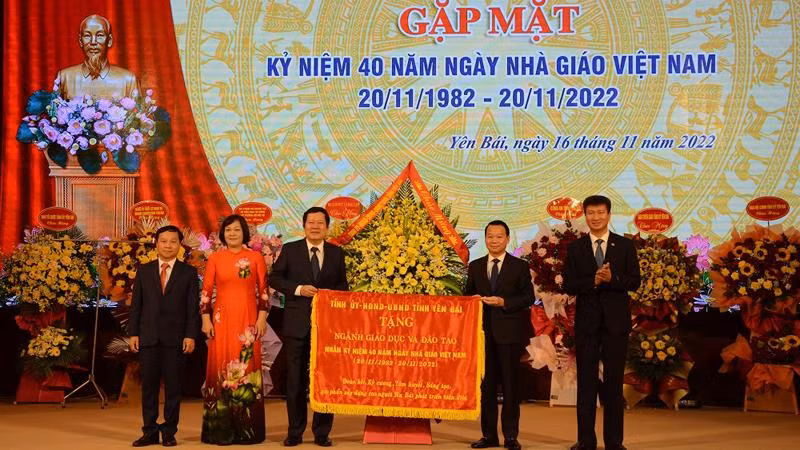 Lãnh đạo tỉnh Yên Bái tặng hoa chúc mừng kỷ niệm 40 năm Ngày Nhà giáo Việt Nam.