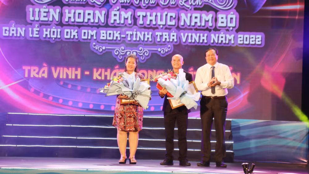 Đại diện tổ chức, cá nhân có nhiều đóng góp cho Quỹ an sinh xã hội tỉnh Trà Vinh được nhận Bằng khen của Ủy ban nhân dân tỉnh.