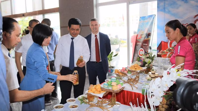 Các sản phẩm chế biến từ nhãn lồng Hưng Yên được Central Retail Việt Nam giới thiệu tại sự kiện.