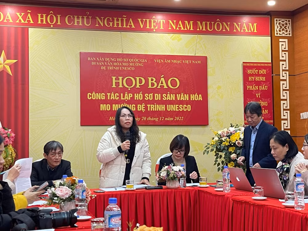 Bà Bùi Thị Niềm, Giám đốc Sở Văn hóa, Thể thao và Du lịch tỉnh Hòa Bình (giữa) phát biểu tại buổi họp báo.