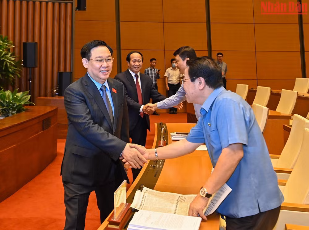Chủ tịch Quốc hội Vương Đình Huệ với các đại biểu dự hội nghị. Chủ tịch Quốc hội Vương Đình Huệ với các đại biểu dự hội nghị.