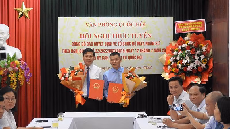 Các đồng chí lãnh đạo Cục Quản trị III-Văn phòng Quốc hội nhận quyết định bổ nhiệm.