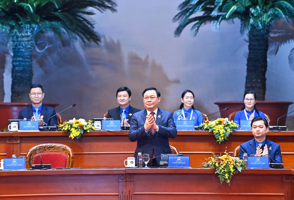 Chủ tịch Quốc hội Vương Đình Huệ tham gia Đoàn Chủ tịch đại hội.