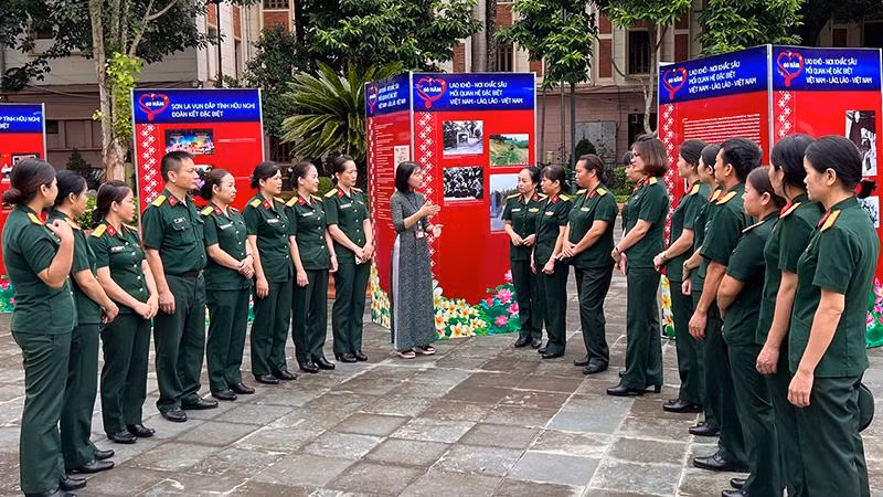 Triển lãm ảnh thu hút đông cán bộ, đảng viên tới xem.