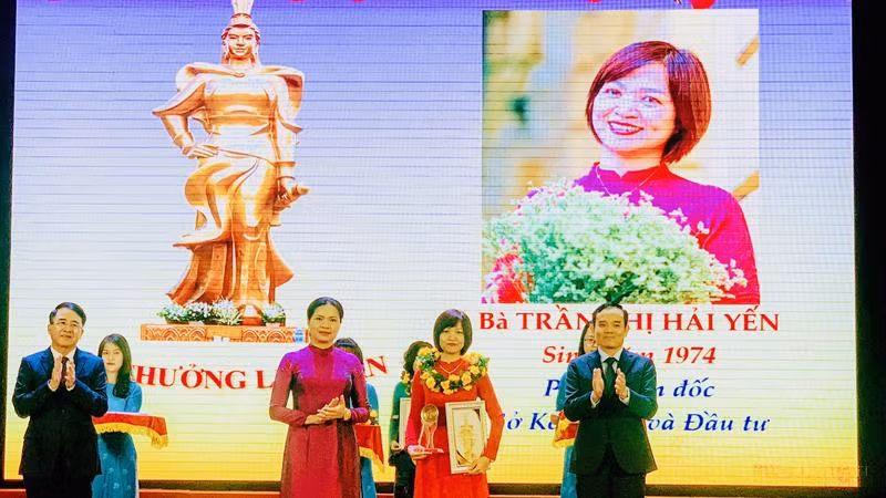 Trao giải thưởng Lê Chân tặng cán bộ phụ nữ tiêu biểu của Sở Kế hoạch và Đầu tư Hải Phòng.