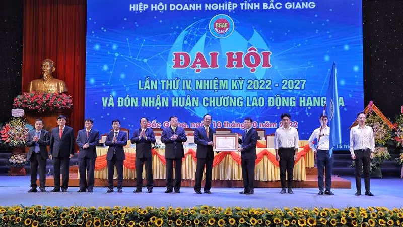 Nghi lễ trao Huân chương Lao động hạng Ba cho Hiệp Hội các doanh nghiệp tỉnh Bắc Giang.