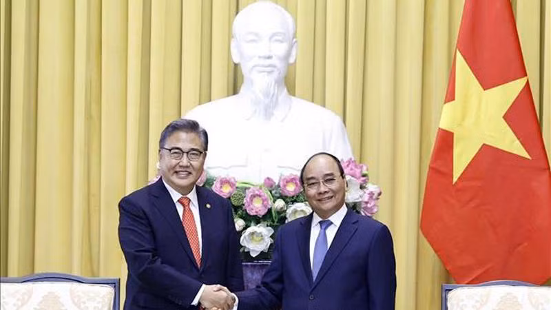 Chủ tịch nước Nguyễn Xuân Phúc tiếp Bộ trưởng Ngoại giao Hàn Quốc Park Jin. (Ảnh: Thống Nhất/TTXVN)