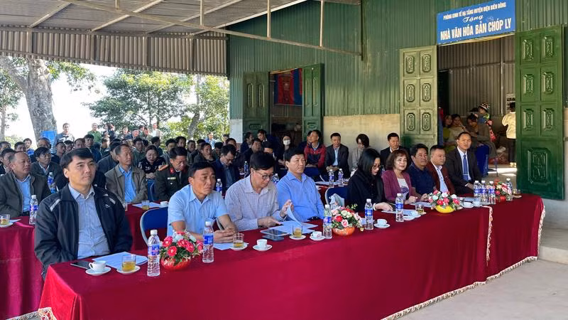 Đồng chí Mùa A Vảng chúc mừng nhân dân bản Chóp Ly trong Ngày hội Đại đoàn kết.