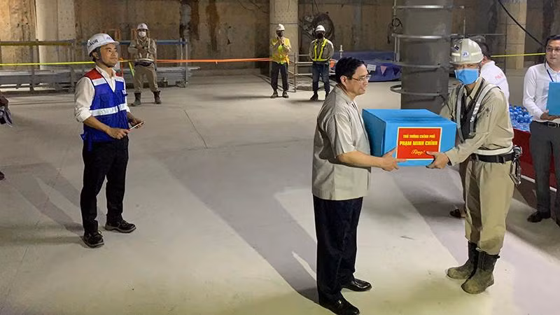 Thủ tướng Phạm Minh Chính trao quà cho công nhân và kỹ sư tại công trường. Thủ tướng Phạm Minh Chính trao quà cho công nhân và kỹ sư tại công trường.