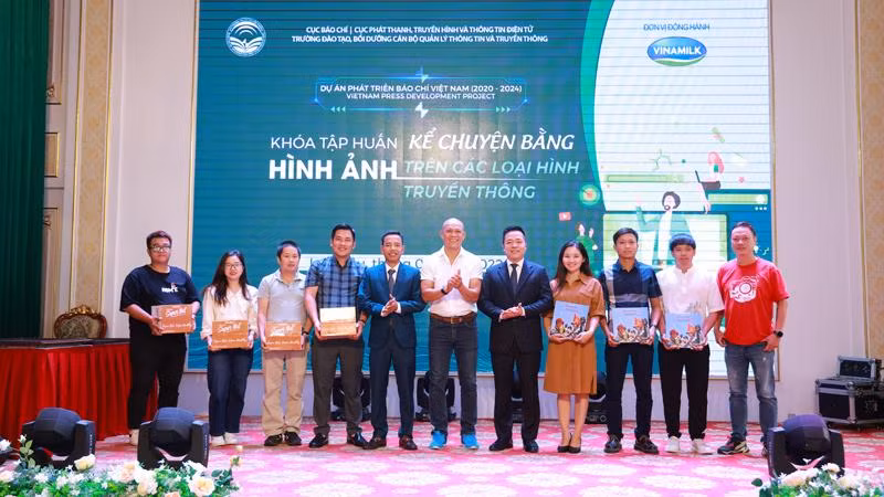 Khóa tập huấn và chương trình thiện nguyện “Cùng em đến trường” đã để lại những kỷ niệm đẹp, ý nghĩa cho người tham dự. Khóa tập huấn và chương trình thiện nguyện “Cùng em đến trường” đã để lại những kỷ niệm đẹp, ý nghĩa cho người tham dự.