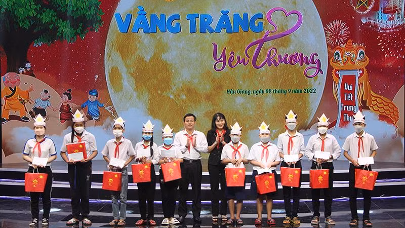 Tặng quà cho các em thiếu niên, nhi đồng.
