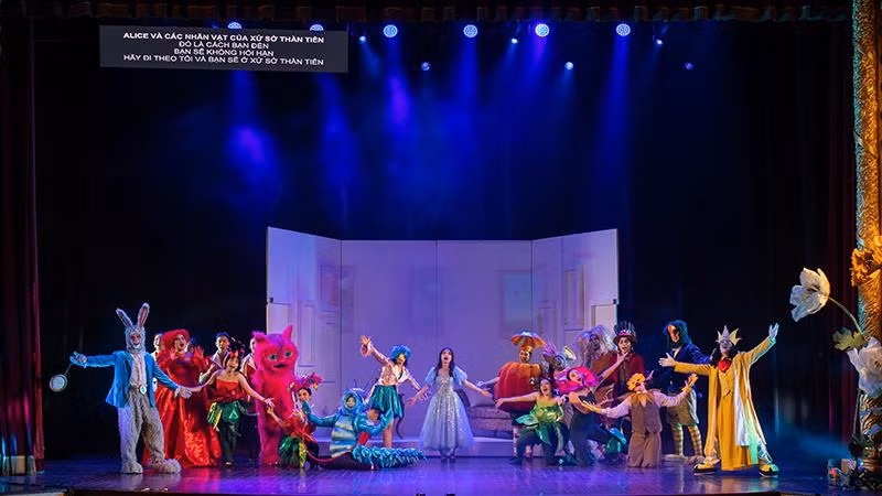 Một số hình ảnh của vở nhạc kịch “Alice in Wonderland”.