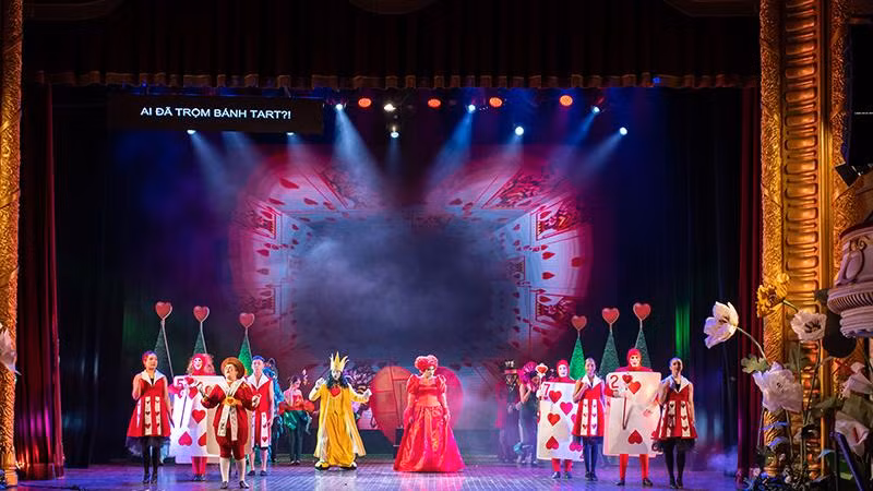 Một số hình ảnh của vở nhạc kịch “Alice in Wonderland”.