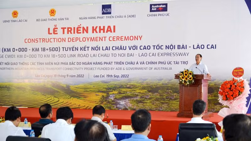 Thứ trưởng Giao thông vận tải Lê Đình Thọ phát biểu tại Lễ khởi công gói thầu XL-01 tuyến đường nối Lai Châu và huyện Văn Bàn (Lào Cai) với cao tốc Nội Bài-Lào Cai.