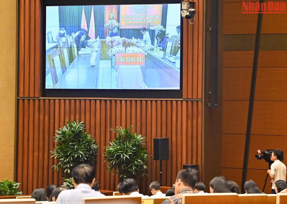 Hội nghị được kết nối trực tuyến đến 49 điểm cầu tại Đoàn đại biểu Quốc hội các tỉnh, thành phố trực thuộc Trung ương trong cả nước với sự tham dự của Thường trực Tỉnh ủy, Thành ủy, Thường trực Hội đồng nhân dân, Ủy ban nhân dân, Ủy ban Mặt trận tổ quốc Việt Nam cấp tỉnh, Ủy ban Kiểm tra Tỉnh ủy, Thành ủy, Thanh tra cấp tỉnh… Hội nghị được kết nối trực tuyến đến 49 điểm cầu tại Đoàn đại biểu Quốc hội các tỉnh, thành phố trực thuộc Trung ương trong cả nước với sự tham dự của Thường trực Tỉnh ủy, Thành ủy, Thường trực Hội đồng nhân dân, Ủy ban nhân dân, Ủy ban Mặt trận tổ quốc Việt Nam cấp tỉnh, Ủy ban Kiểm tra Tỉnh ủy, Thành ủy, Thanh tra cấp tỉnh…