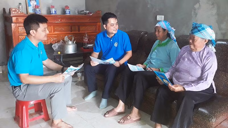 Nhân viên Bảo hiểm y tế huyện Bát Xát đến tận hộ gia đình ở thôn Tân Bảo, xã Bản Qua để tuyên truyền, vận động người dân tham gia bảo hiểm y tế tự nguyện.