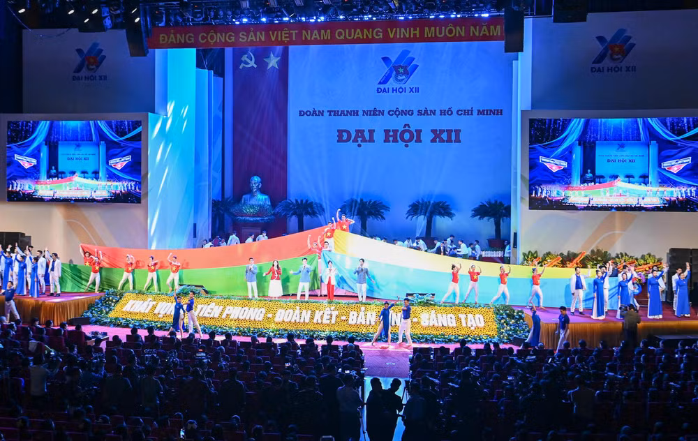 Mở đầu phiên trọng thể là chương trình nghệ thuật với chủ đề: "Khát vọng cống hiến-Lẽ sống thanh niên".