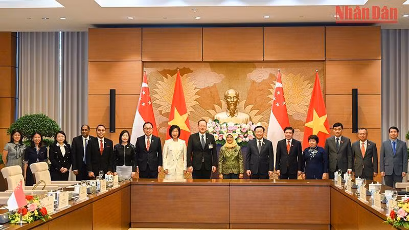 Chủ tịch Quốc hội Vương Đình Huệ, Tổng thống Cộng hòa Singapore Halimah Yacob với đại biểu hai nước tại buổi tiếp.