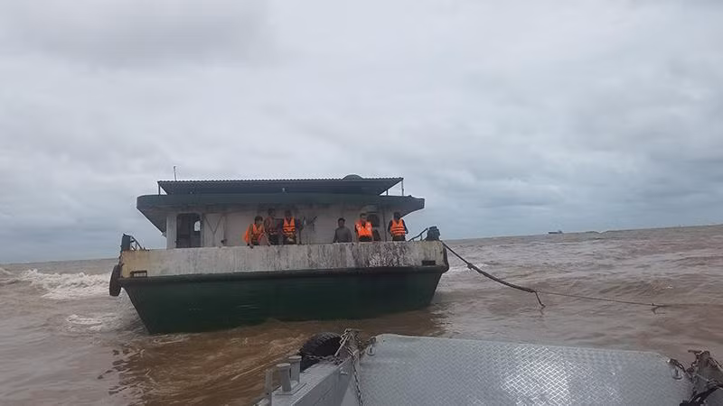 Tàu chở hơn 1.000 tấn dầu DO bị nước đánh tràn vào hầm tàu, có nguy cơ chìm đắm. (Ảnh: Bộ đội Biên phòng tỉnh Thái Bình cung cấp)