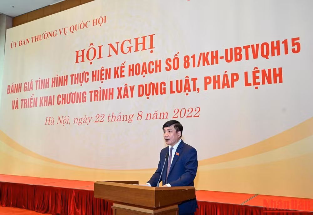 Tổng Thư ký, Chủ nhiệm Văn phòng Quốc hội Bùi Văn Cường phát biểu tại Hội nghị.
